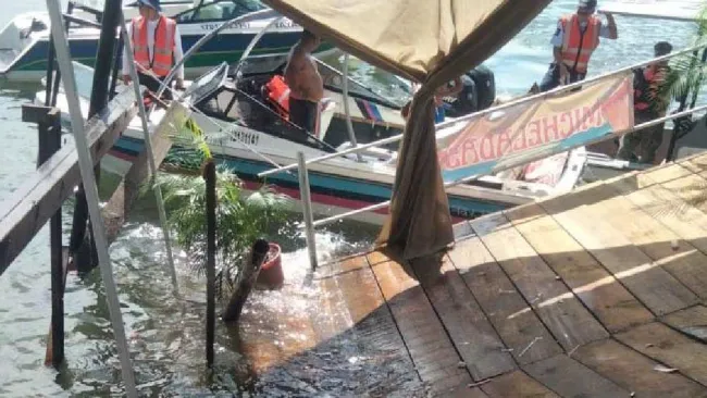 VIDEO: Cae muelle de restaurante en Tequesquitengo; 30 personas cayeron al agua
