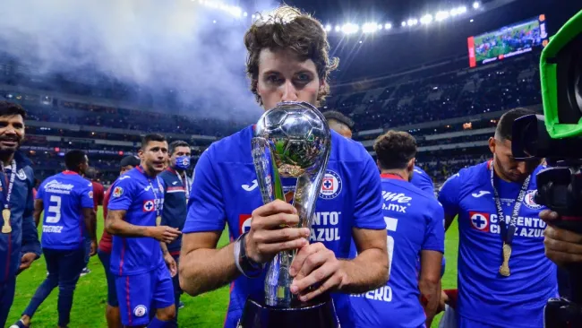 Santiago Giménez recuerda título con Cruz Azul y publica emotivo mensaje