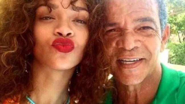En medio de su embarazo, Rihanna sufre la muerte de su padre Ronald Fenty