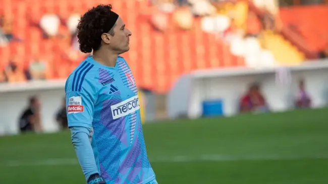 Sin Guillermo Ochoa en la convocatoria, AVS se salva del descenso