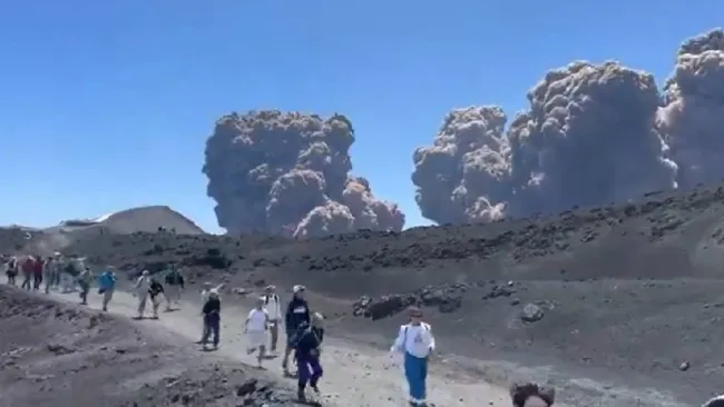 VIDEO: Monte Etna hace erupción frente a turistas