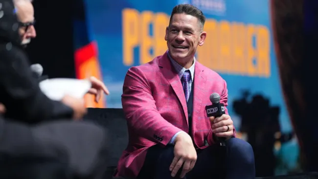 John Cena rinde homenaje al Chapulín Colorado durante la CCXP México 2025