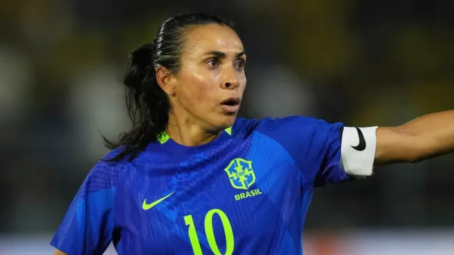 Marta sale del retiro y es titular como capitana en triunfo de Brasil