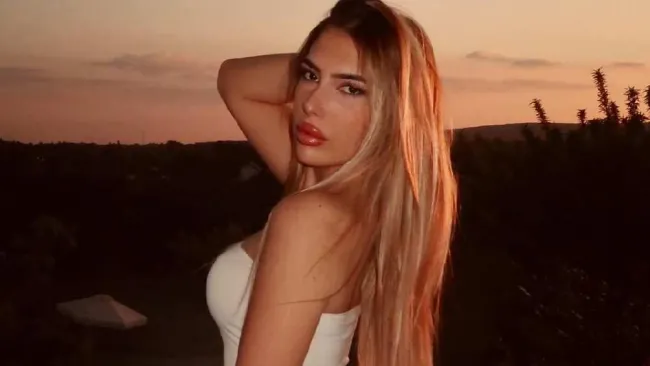 Muere influencer al soltarse de parapente y caer de 50 metros de altura 