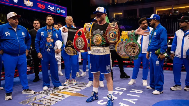 Saúl Canelo Álvarez con sus títulos mundiales