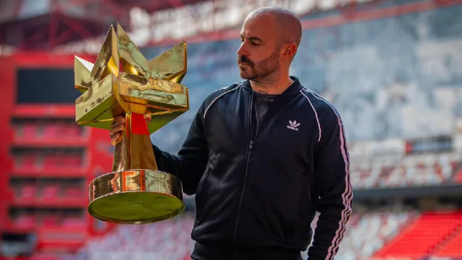 Marc Crosas con trofeo de la Kings League