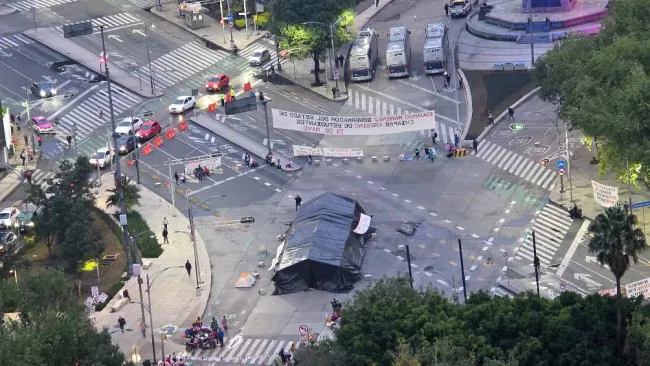 Sigue el bloqueo en Reforma e Insurgentes; ya va para 20 horas 
