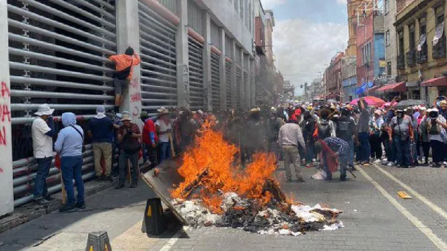 Manifestantes de la CNTE provocan incendio en oficinas del SNTE en CDMX