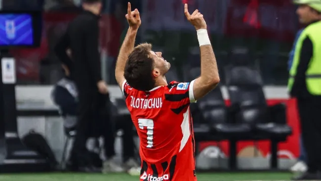 Santiago Giménez y su objetivo