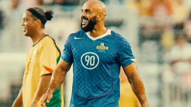 Guardaespaldas de Messi sorprende en partido de futbol ante Ronaldinho