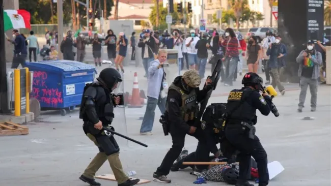 Trump ordena “liberar” Los Ángeles tras protestas por redadas migratorias