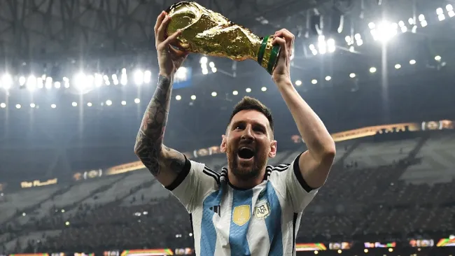 Messi levantando la Copa del Mundo en Qatar 2022