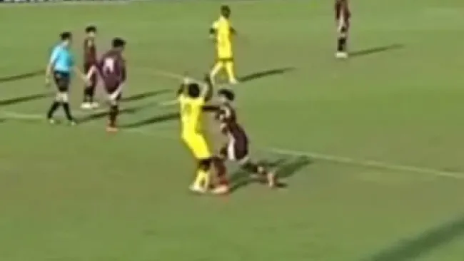 ¡Se volvió loco! Stephano Carrillo se perderá las Semifinales por agredir a un rival