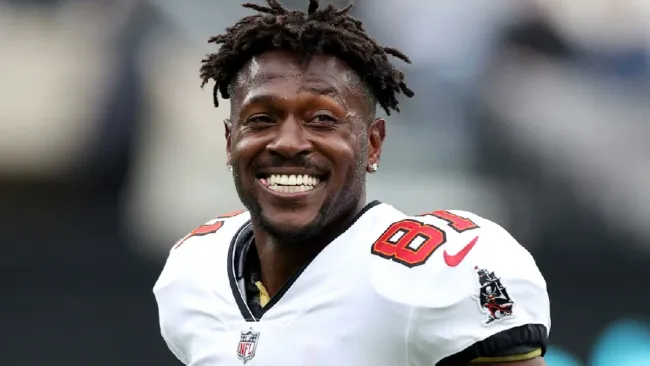Antonio Brown, exestrella de la NFL, es buscado por intento de asesinato en Miami