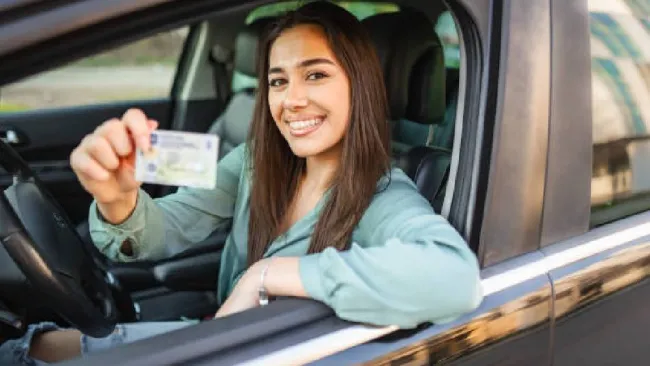 ¿Cuál es la edad mínima y los requisitos para tramitar la licencia de conducir en México?