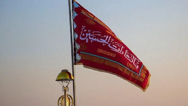 El símbolo está sobre la mezquita de Jamkaran, ubicada en la ciudad santa de Qom.