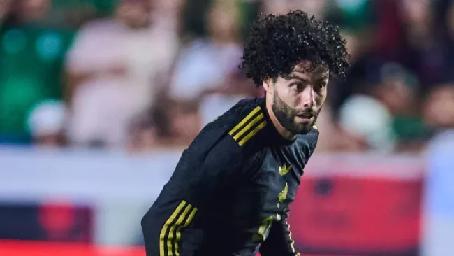 ¡Le jalan las greñas al 'Chino'! César Huerta vive chusco momento con aficionado