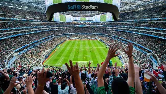 Afición mexicana protesta en las afueras del SoFi Stadium