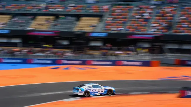 Daniel Suárez choca contra muro de contención en la clasificación de NASCAR Xfinity Series