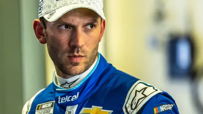 ¡Mal y de malas! Daniel Suárez casi atropella a un mecánico en The Chilango 150 de NASCAR Xfinity Series