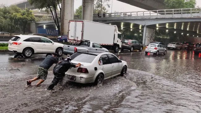 Fuertes lluvias en CDMX: calles inundadas y autoridades refuerzan medidas