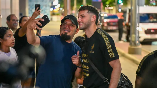 Santi Giménez fue uno de los jugadores más buscados