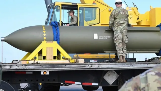 El artefacto pesa 13 toneladas, el cual solo puede ser lanzado desde un B-2 Spirit.