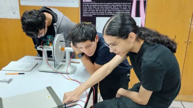 Jóvenes mexicanos dominan la física y Banco Azteca los lleva a la IPhO 2025