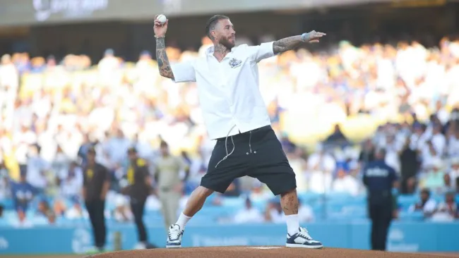 Ramos lanzando la primera bola ante los Padres