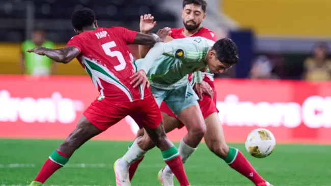 Edson Álvarez regaló su jersey a jugador de Surinam