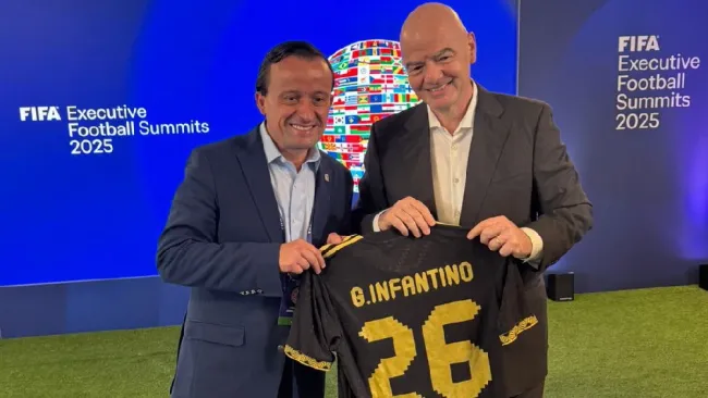 Mikel Arriola junto a Gianni Infantino en el Summit