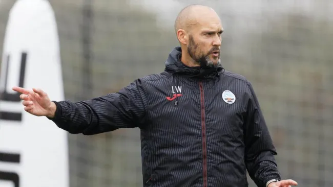 Luke Wiliams como entrenador de Swansea City