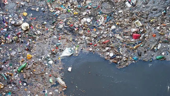 Japón desarrolla plástico que se disuelve en agua de mar y no deja microplásticos