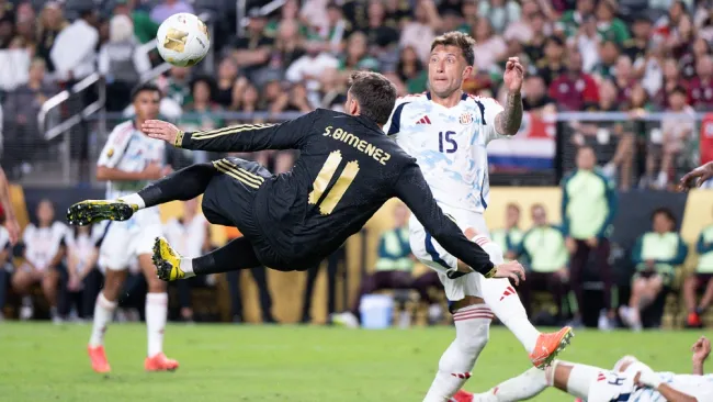 Santi Giménez opinó sobre la decisión del silbante de anular su gol