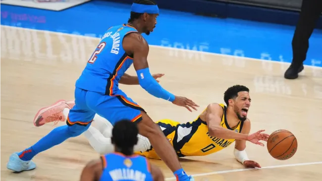 Tyrese Haliburton consoló a sus compañeros tras perder las Finales d