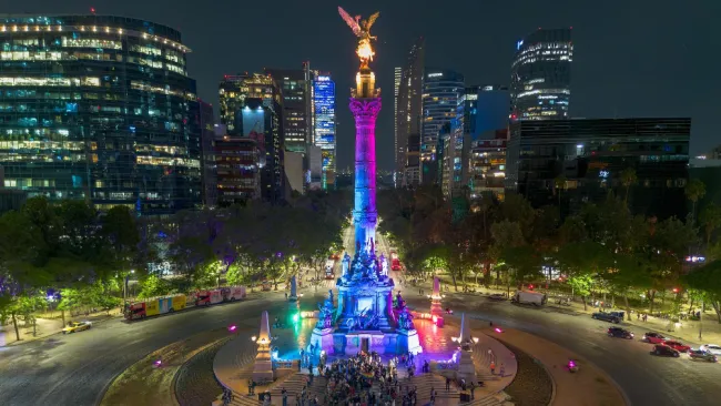 El Ángel de la Independencia requiere de un escalón nuevo cada año por el hundimiento.