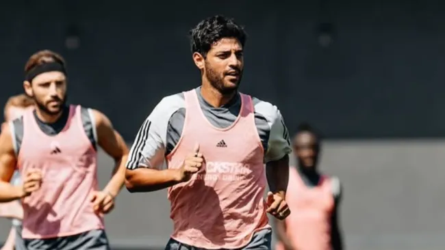 ¿Carlos Vela sale del retiro? El mexicano es captado en las canchas