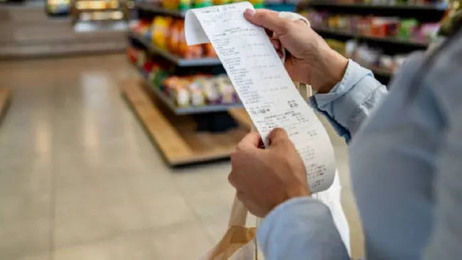 ¿Te pueden obligar a mostrar el ticket de compra al salir? Esto dice la ley 