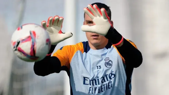 Andrey Lunin en entrenamiento con Real Madrid