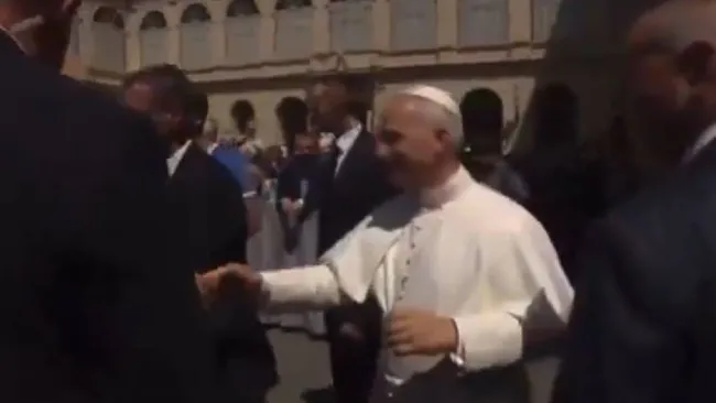 VIDEO: Papa León XIV sufre agresión en el Vaticano, le lanzan un guante de béisbol