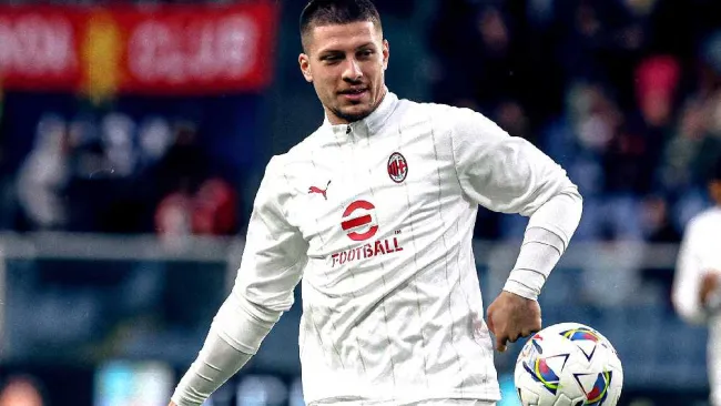 Luka Jović, previo a un juego con el AC Milan