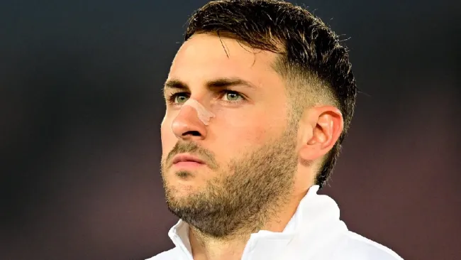 Santiago Giménez apunta a quedarse con titularidad 