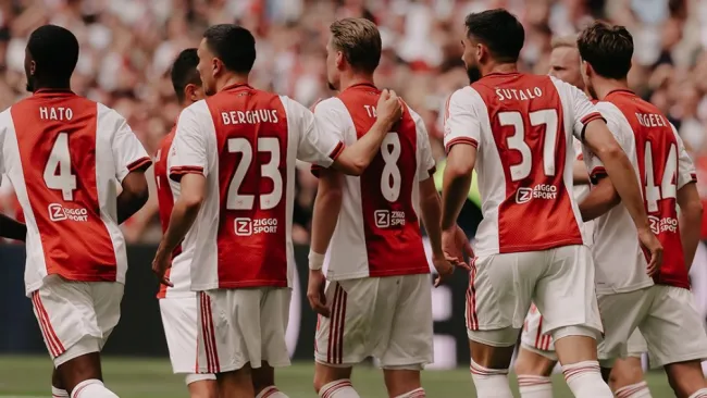 Ajax causa polémica al despedir a siete jugadores… ¡por WhatsApp!