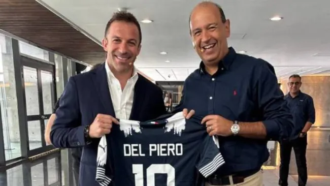 Del Piero con la playera de Rayados del Monterrey