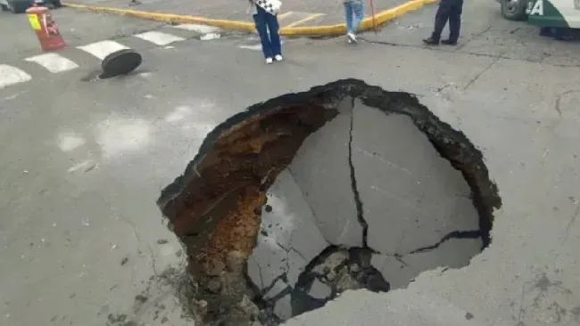 Socavón en Iztapalapa sorprende a vecinos: se formó por las intensas lluvias