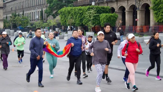 Zócalo de CDMX se convierte en una pista de atletismo para runners 