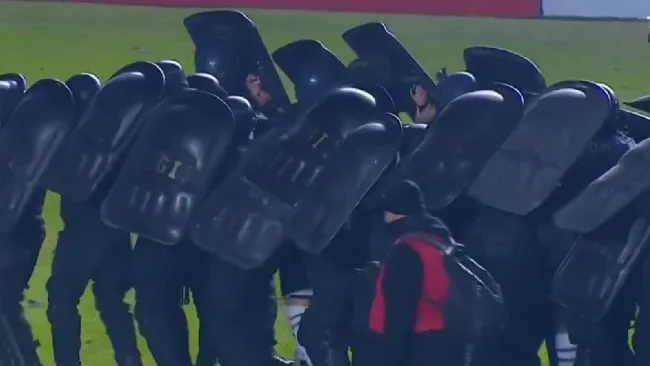 Se suspende el partido entre Colón y Mitre de Argentina por violencia en las gradas