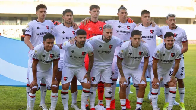 Darío Benedetto, ex de América y Gallos, sale lesionado en su debut con Newell's