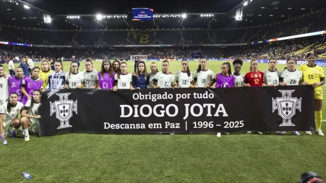 Diogo Jota recibe homenaje durante la Euro Femenil 