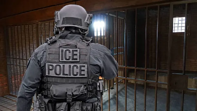 ¿Es legal grabar a agentes de ICE en EE.UU.? Esto dice la ley
